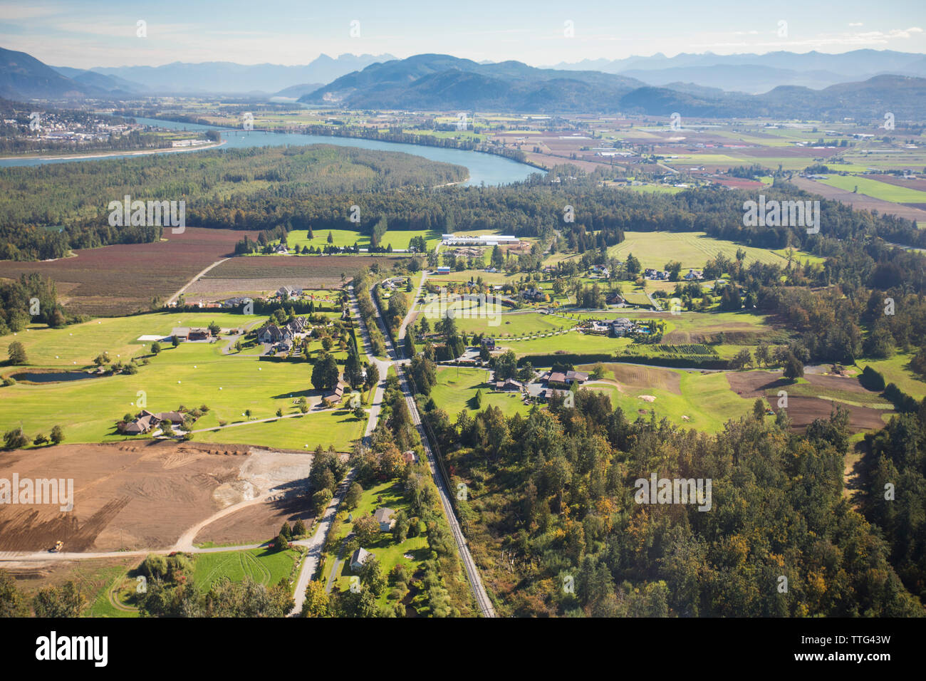 Immobilien Häuser von Wald und Bergen umgeben, in Abbotsford, B.C. Stockfoto