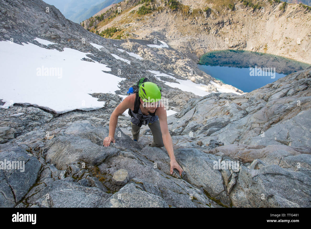 Ein Bergsteiger steigt auf einem felsigen Grat auf Douglas Peak, British Columbia. Stockfoto