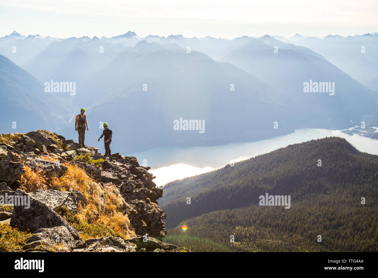 Zwei Kletterer silhouetted auf Douglas Peak, British Columbia. Stockfoto