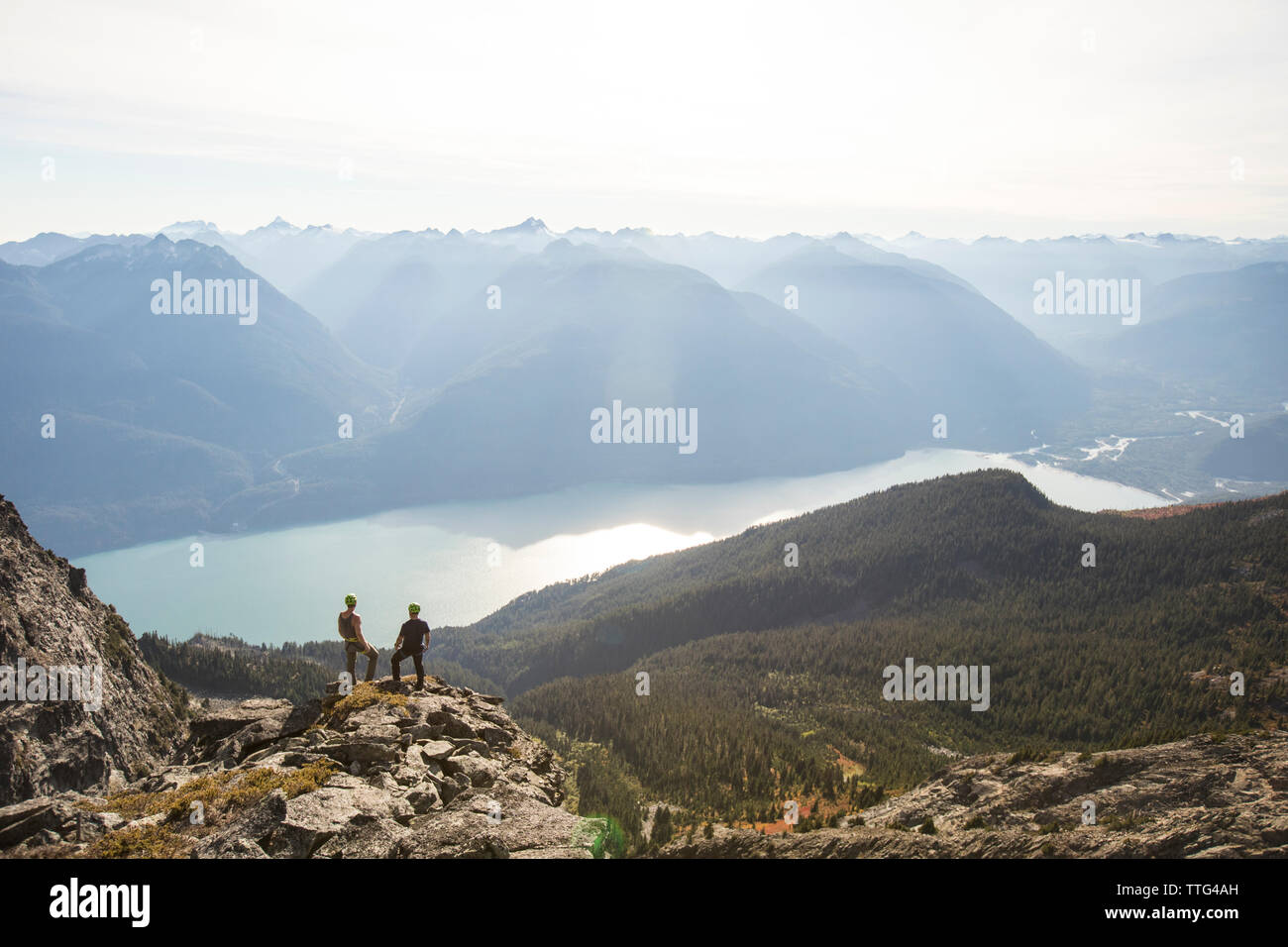 Silhouette von zwei Bergsteiger auf Douglas Peak, British Columbia. Stockfoto