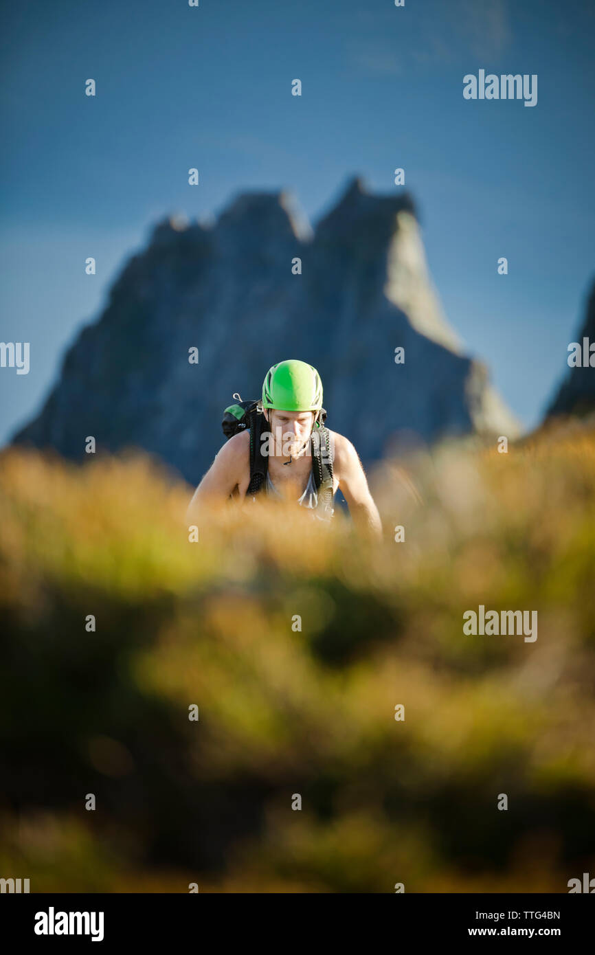 Kletterer Ansätze etwas einfacheres Gelände, Douglas Peak, B.C. Stockfoto