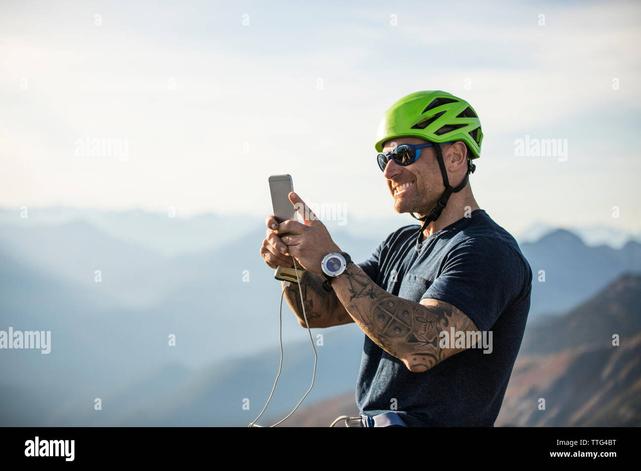 Mann Landschaft Foto mit Telefon, British Columbia. Stockfoto
