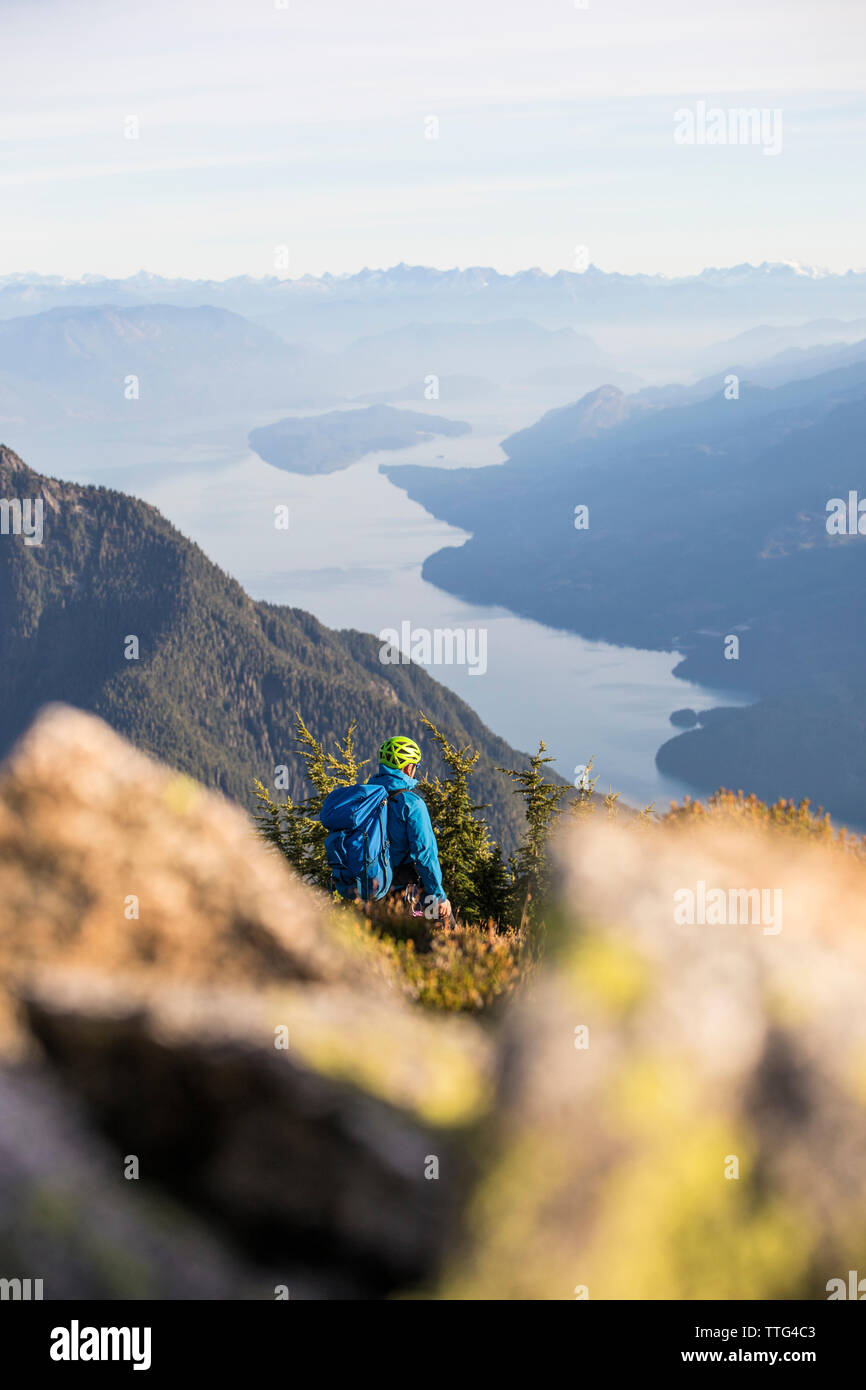 Bergsteiger blickt auf Harrison Lake von Douglas Peak, BC Kanada Stockfoto