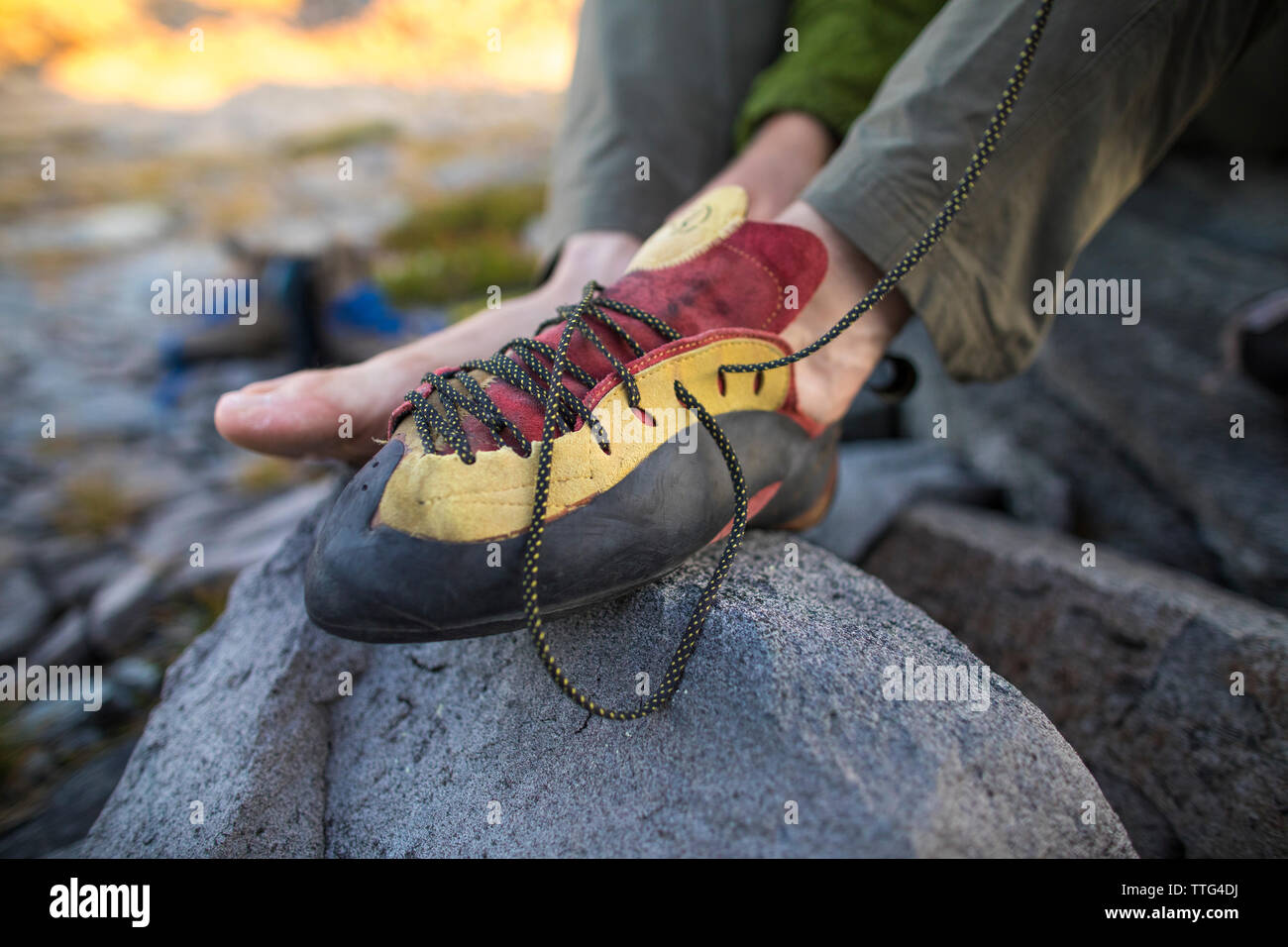 Nahaufnahme eines Kletterers binden Schnürsenkel seine Kletterschuhe Stockfoto