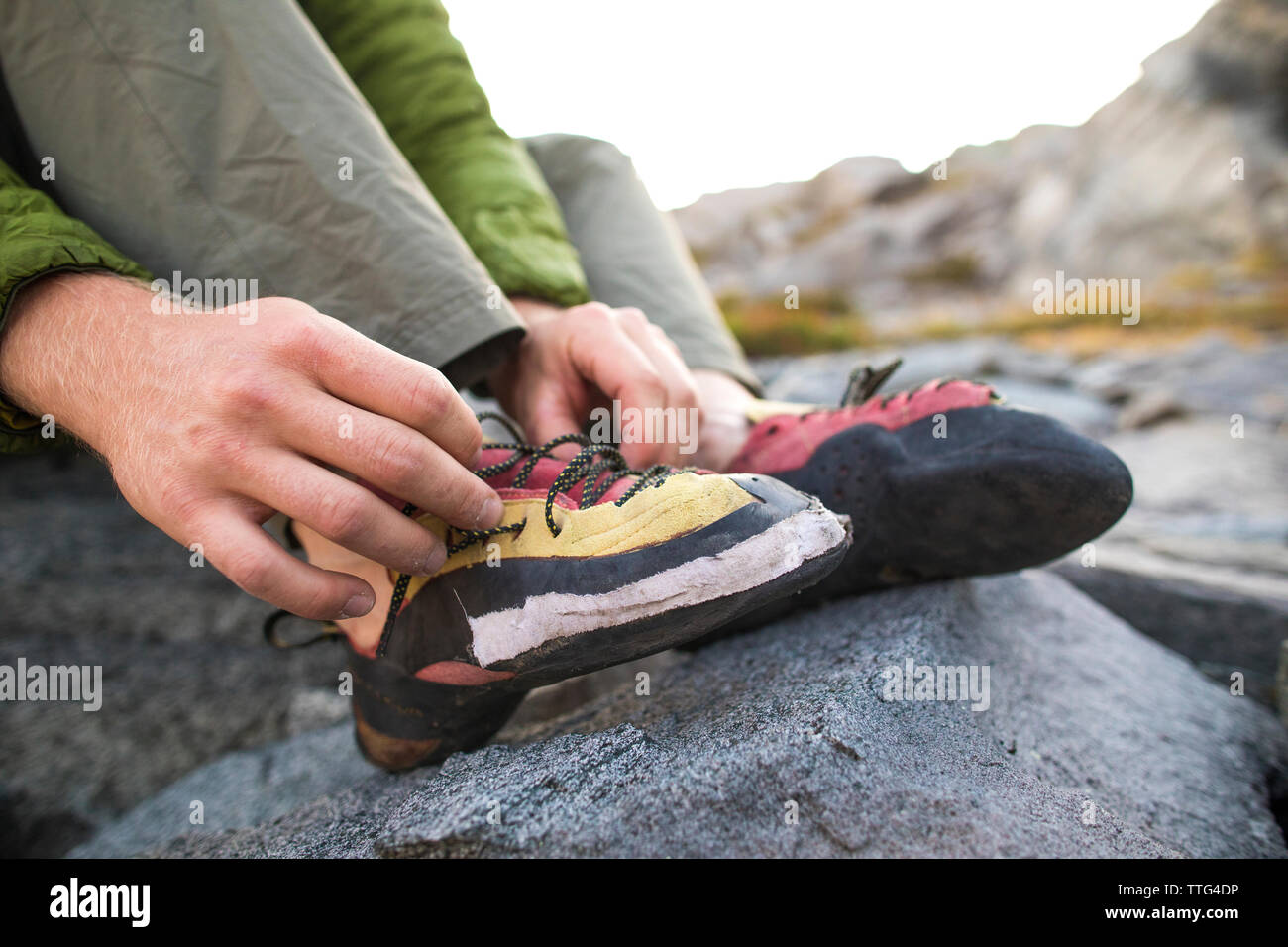 Kletterer Schnürsenkel seine verschlissene Kletterschuhe Stockfoto