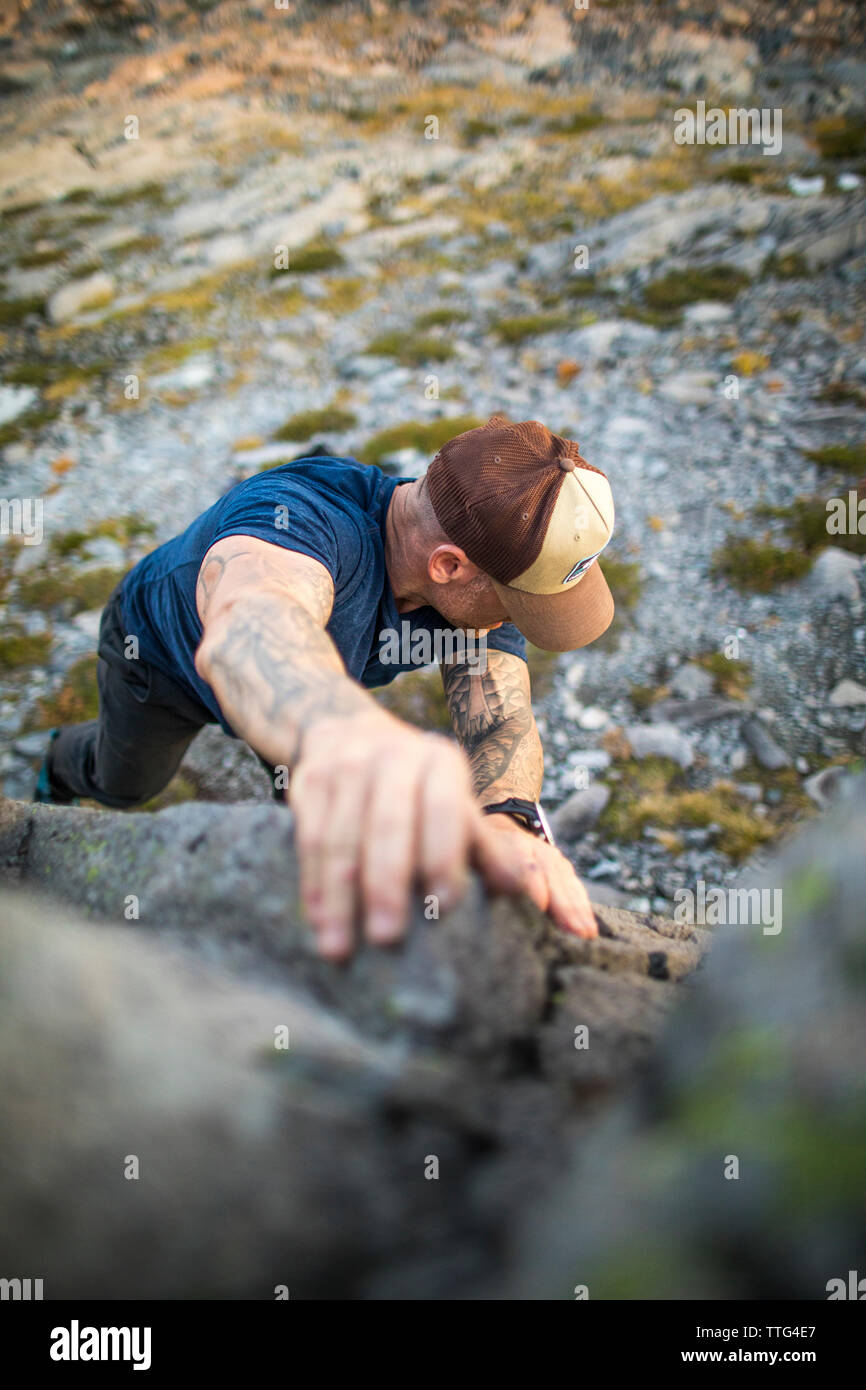 Hohe Betrachtungswinkel des Menschen Bouldern im Freien. Stockfoto