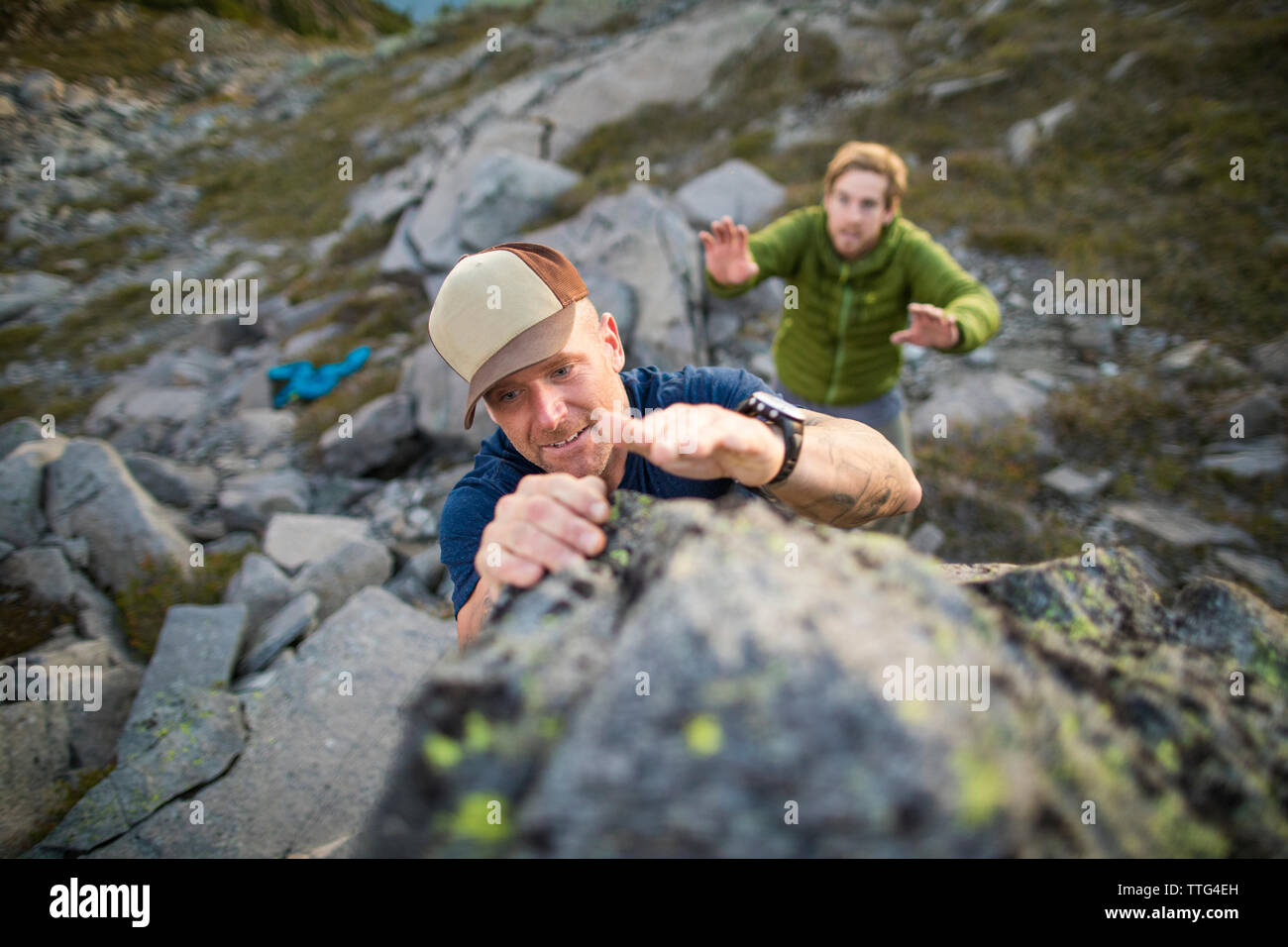 Hohe Betrachtungswinkel des Menschen bouldern mit Spotter unten. Stockfoto