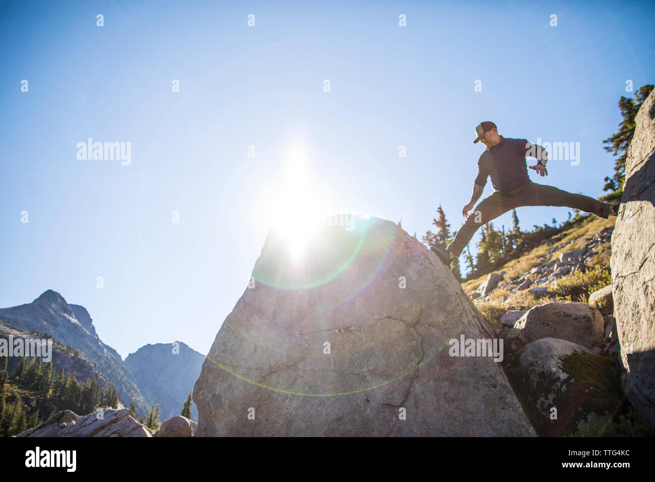 Kletterer Salden auf zwei große Felsbrocken. Stockfoto