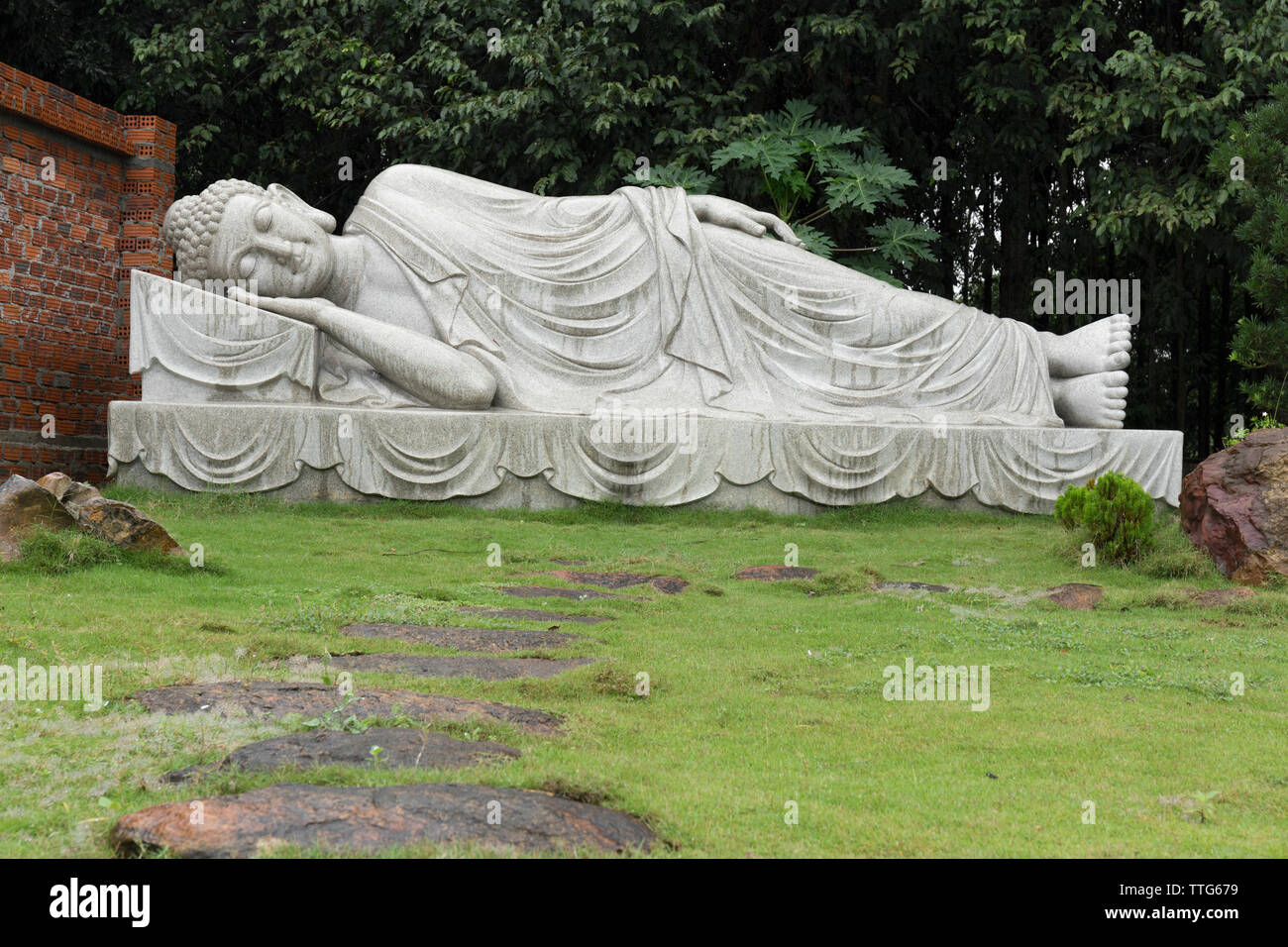 Buddha Statue im Garten von einem Tempel in Hoi An Stockfoto