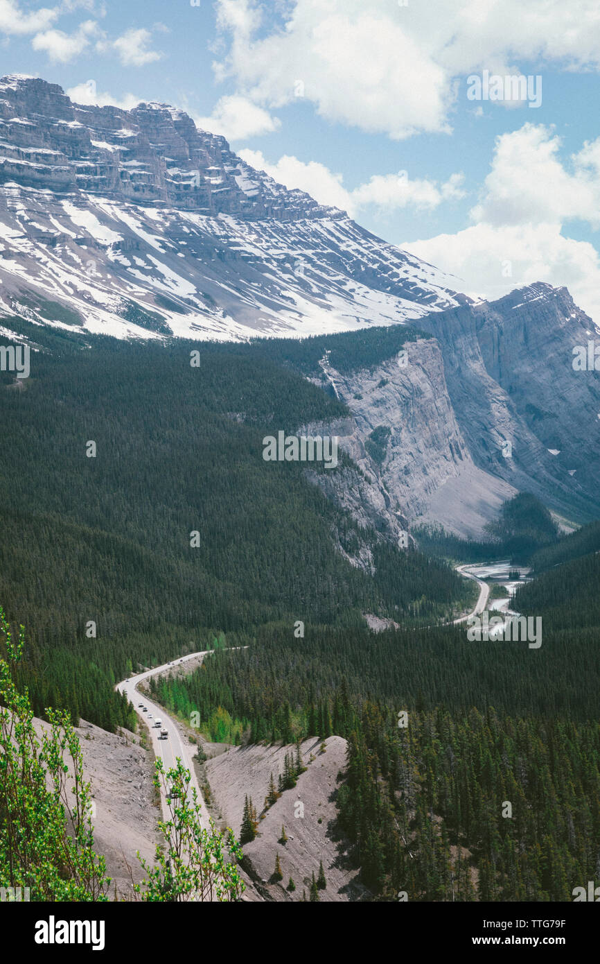 Hohen Winkel eine malerische Aussicht auf die Berge gegen bewölkter Himmel Stockfoto