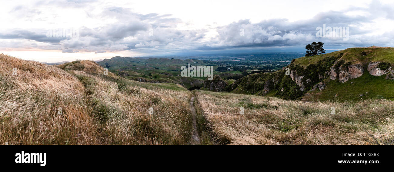 Panoramablick auf die Landschaft der Weg zum grünen Hügeln Stockfoto