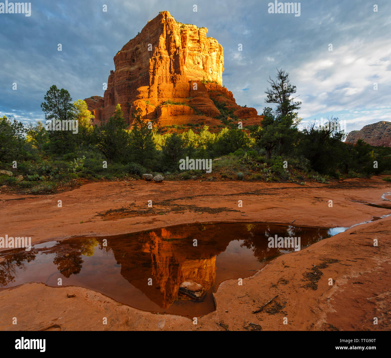 Low Angle malerischen Blick auf Courthouse Butte gegen bewölkter Himmel Stockfoto