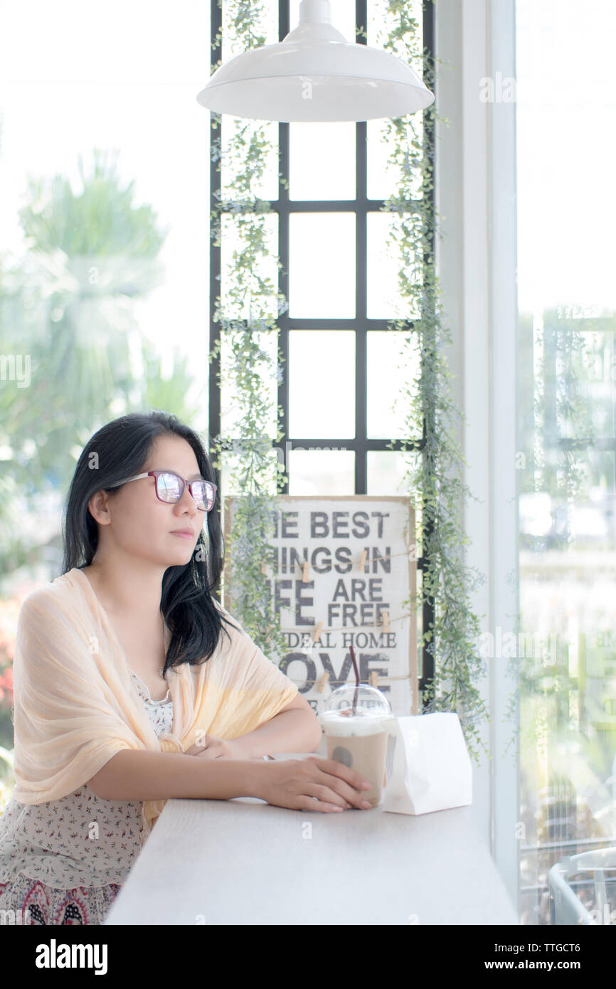 Frau und Essen und Trinken Stockfoto