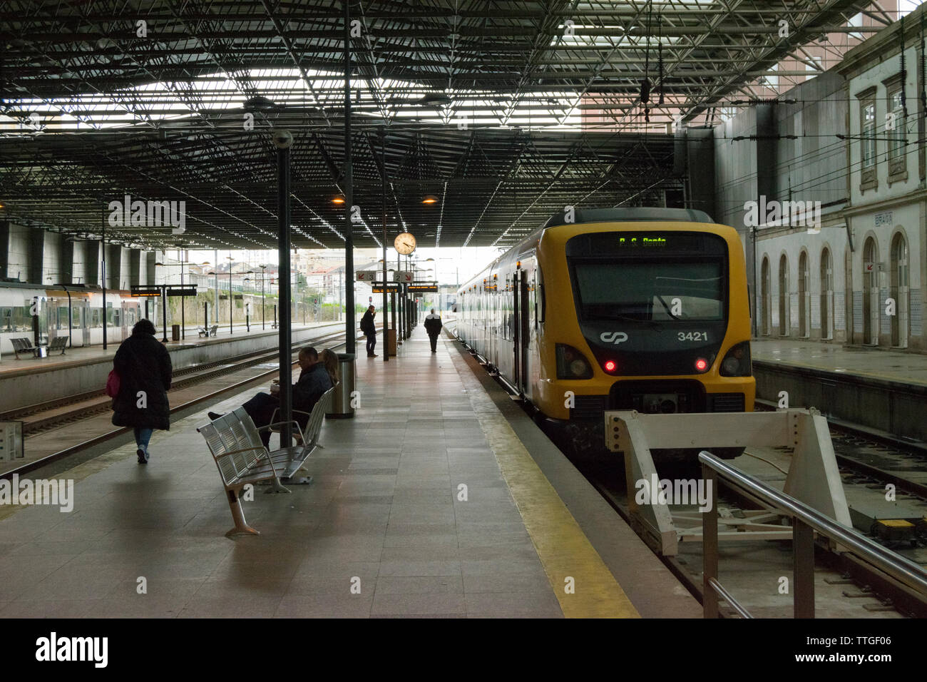 Die Menschen auf dem Bahnsteig am Bahnhof Braga Portugal Stockfoto
