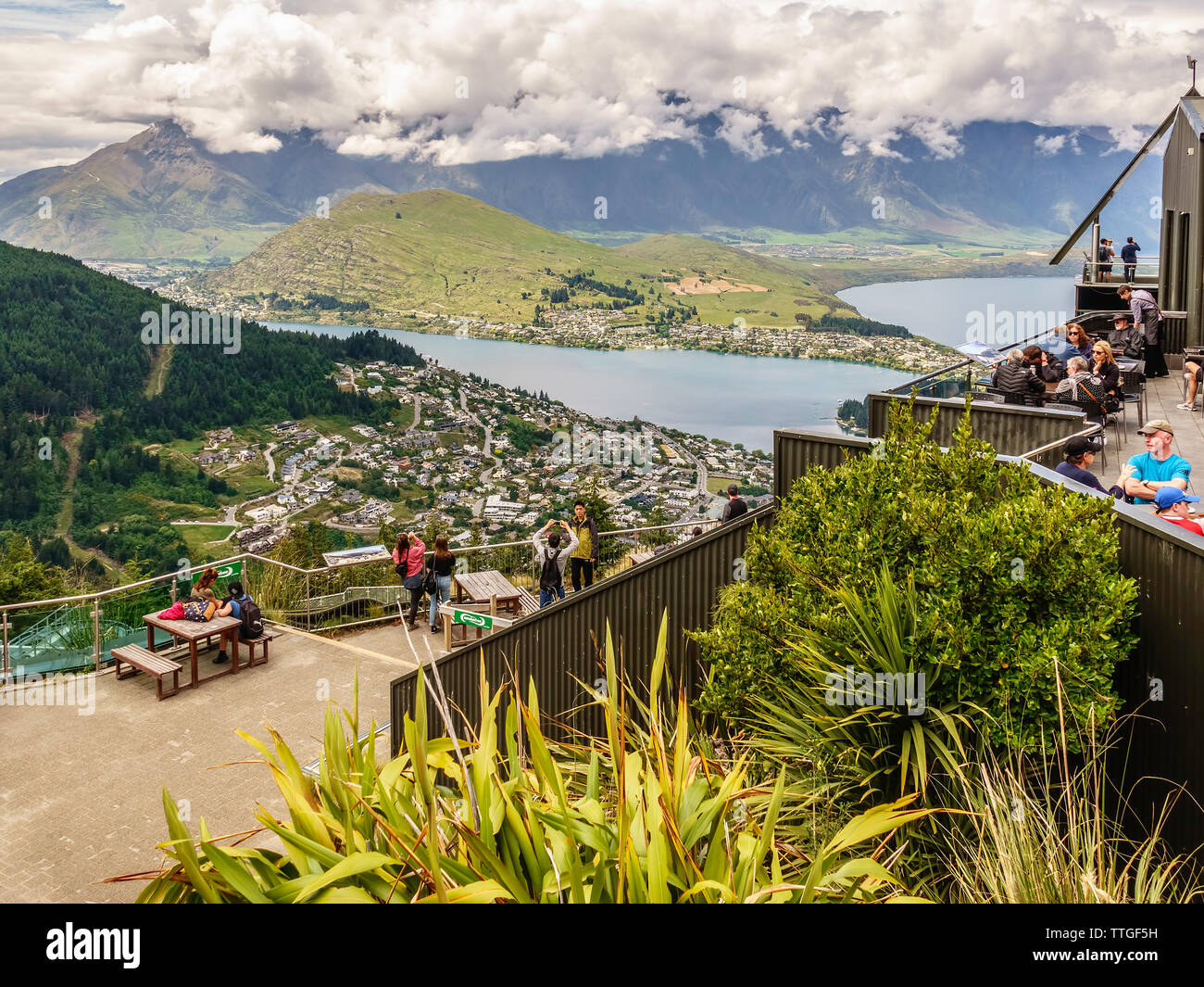 Touristen in die Berge am Skyline Queenstown, Neuseeland Stockfoto