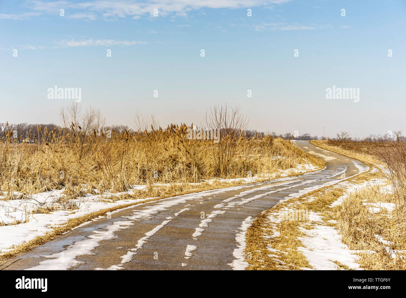 Gepflasterte multi-verwenden Sie Spur über prairie Restaurierung im Winter Tauwetter Stockfoto