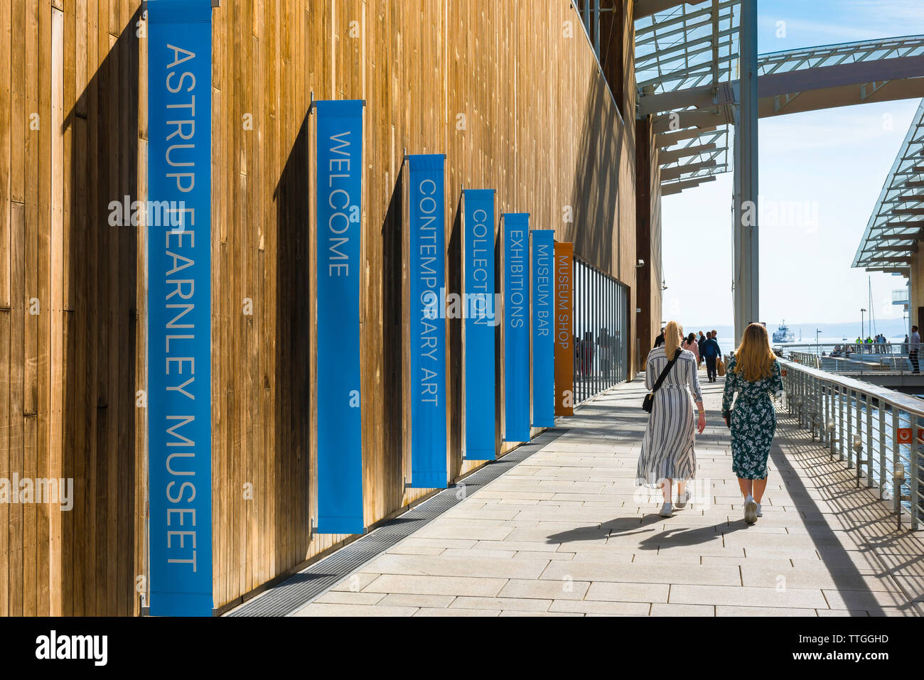 Oslo Norwegen, Ansicht der Rückseite von zwei jungen Frauen nähert sich dem Astrup Fearnley Museet Gebäude - eine Kunstgalerie in Oslo von Renzo Piano entworfen. Stockfoto