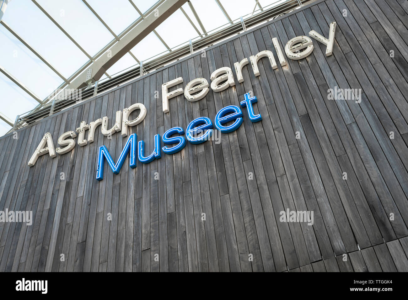 Astrup Fearnley Museet Oslo, Blick auf das Schild an der Astrup Fearnley Museet Gebäude - eine Kunstgalerie in Oslo von Renzo Piano, Norwegen konzipiert. Stockfoto