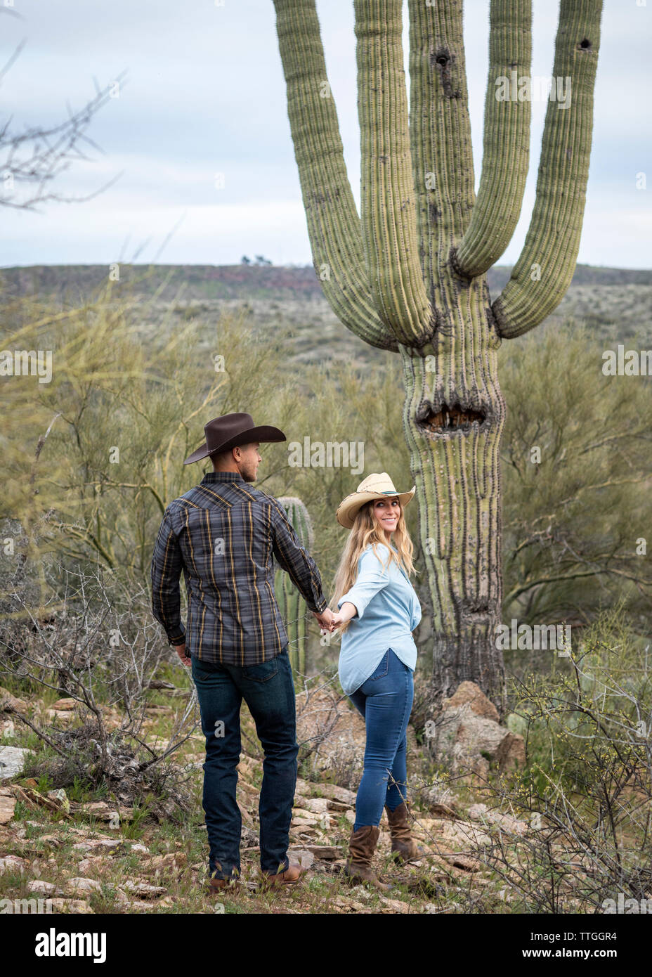 Western Wear junges Ehepaar auf Wste Ranch von Saguaro Kaktus  Stockfotografie - Alamy