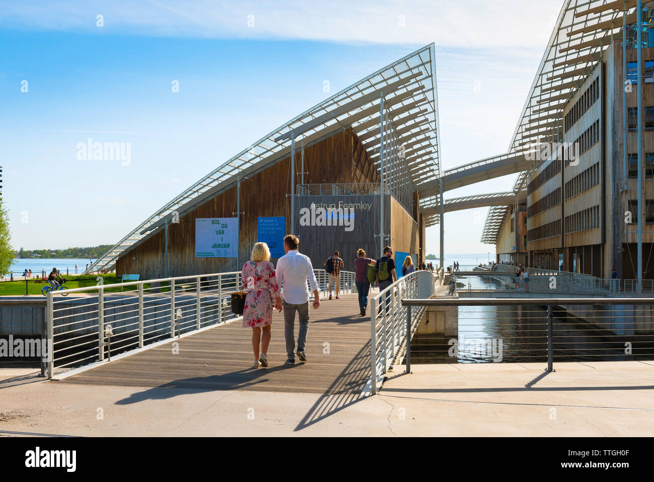 Oslo Art Museum, Rückansicht eines norwegischen Paar nähert sich dem Astrup Fearnley Museet Gebäude - eine Kunstgalerie in Oslo von Renzo Piano entworfen. Stockfoto