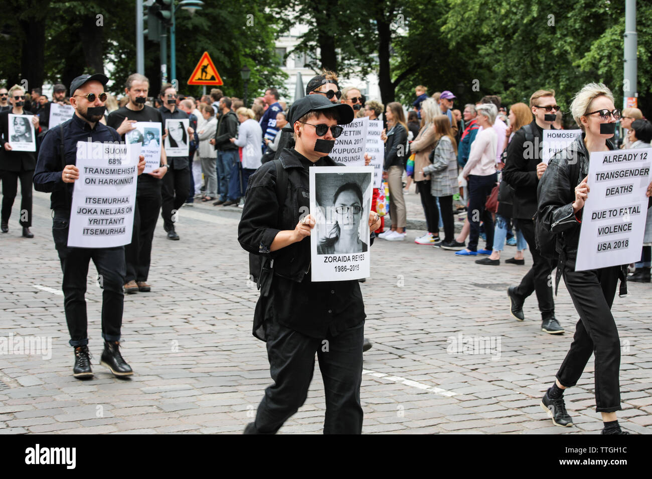 Marching für diejenigen, die es nicht können - Helsinki Pride Parade auf Esplanadi in Helsinki, Finnland Stockfoto