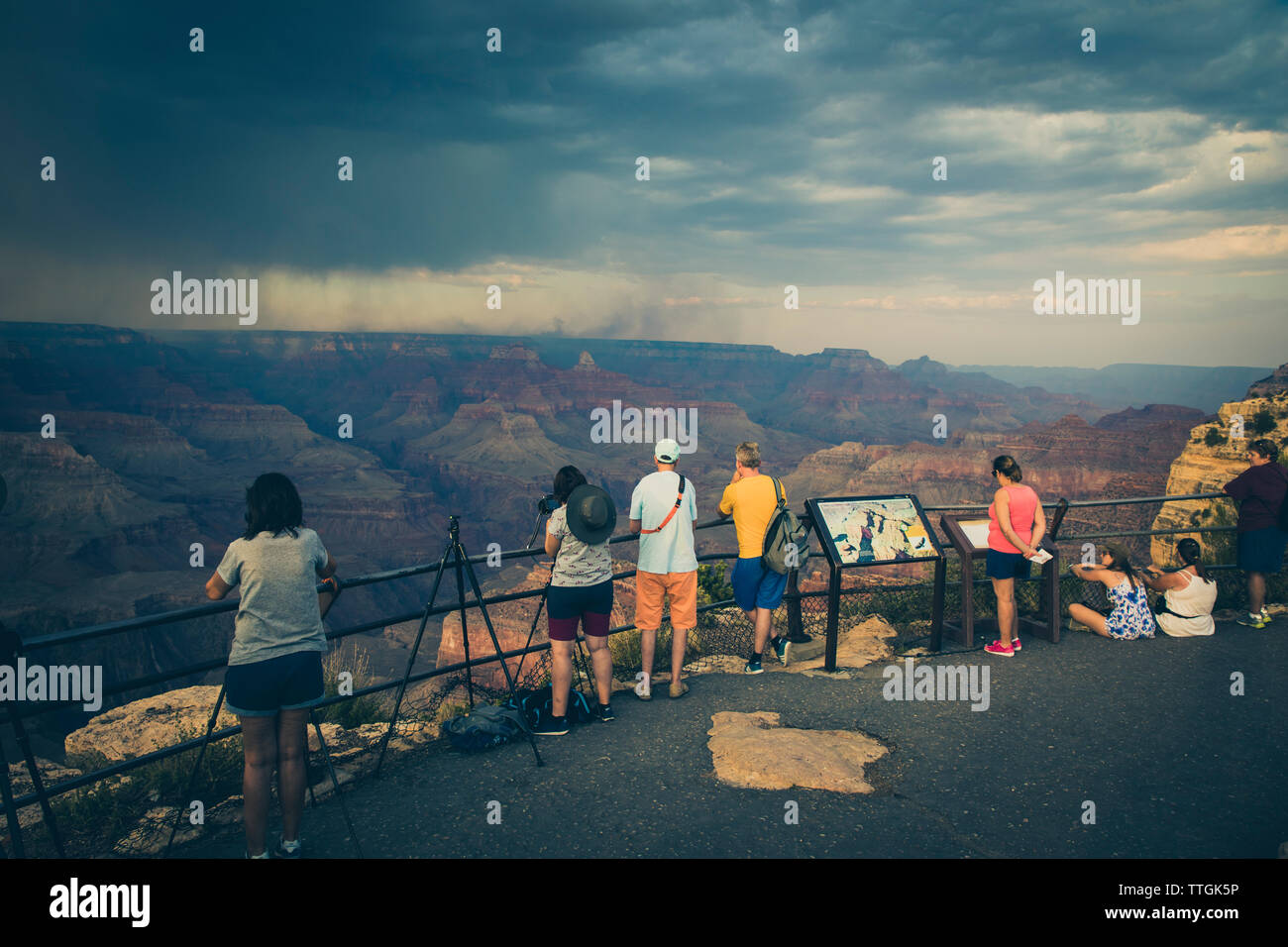 Menschen fotografieren in eine Sicht des Grand Canyon Stockfoto