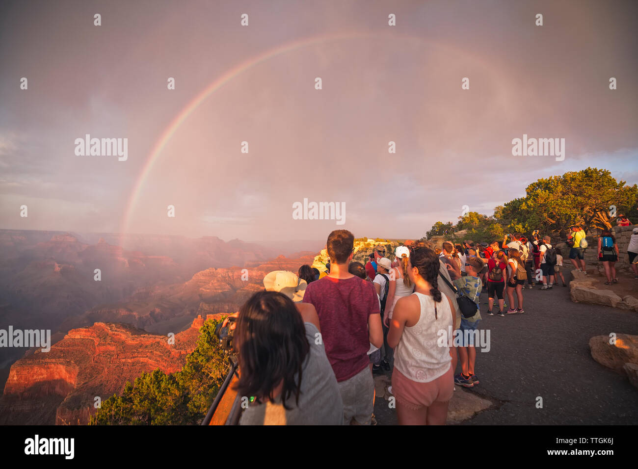 Menschen Fotografieren der Regenbogen im Grand Canyon bei Sonnenuntergang Stockfoto
