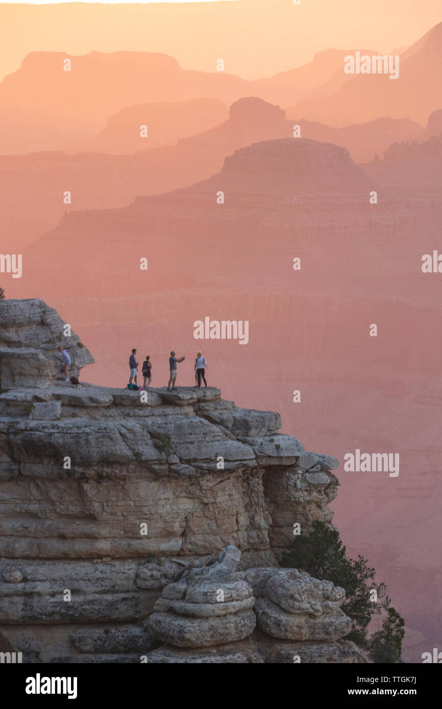 Menschen fotografieren der Sonnenuntergang im Grand Canyon Stockfoto
