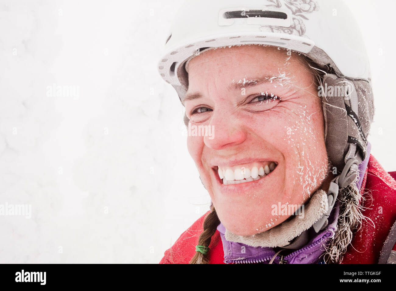 Porträt einer Frau backcountry Skier mit Eis auf ihrem Gesicht. Stockfoto