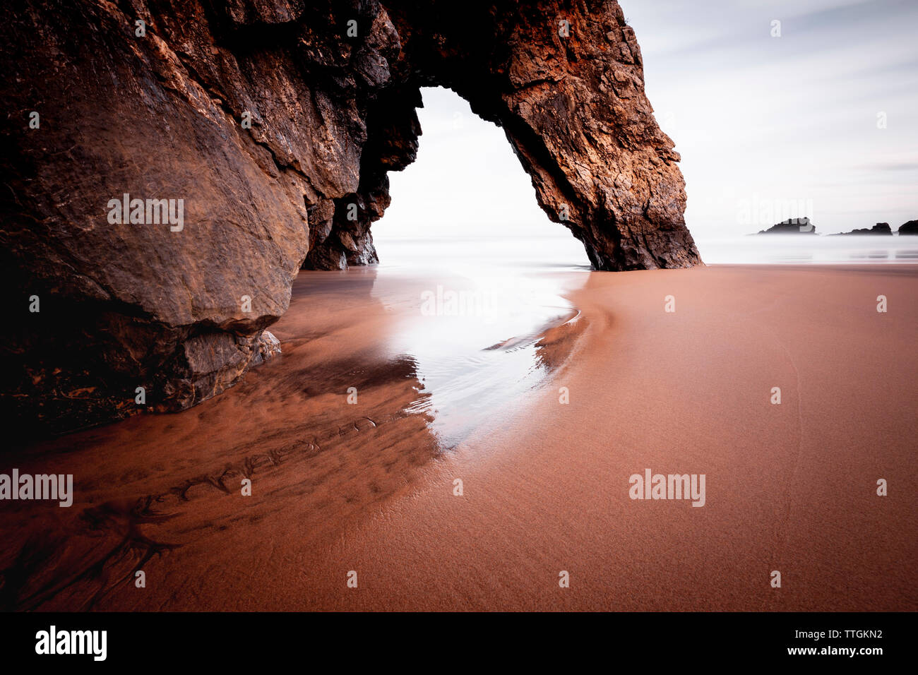 Rocky Bogen auf Ufer am Strand von Adraga Stockfoto