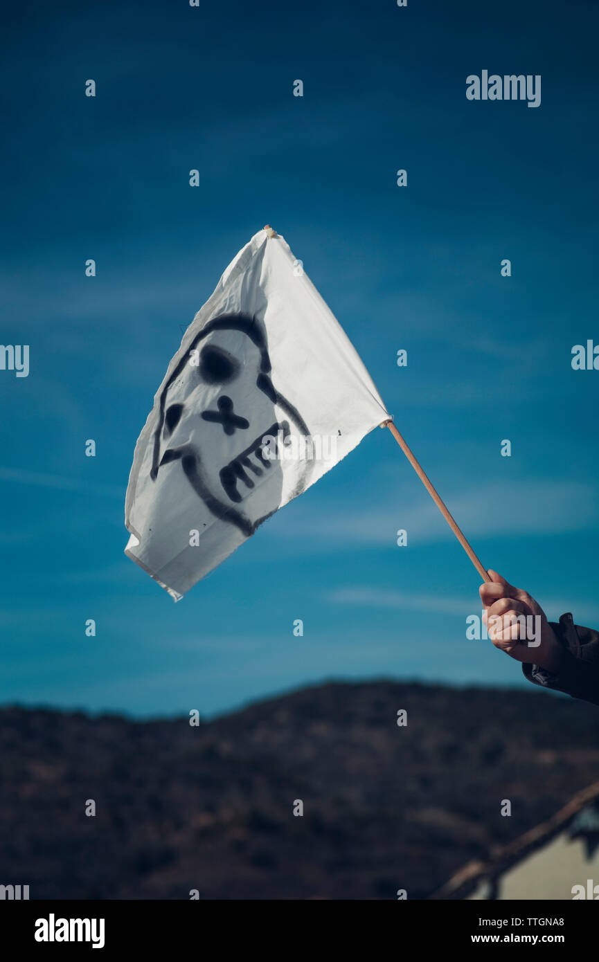 Eine weiße Fahne mit einem Piraten Schädel Zeichnung. Stockfoto
