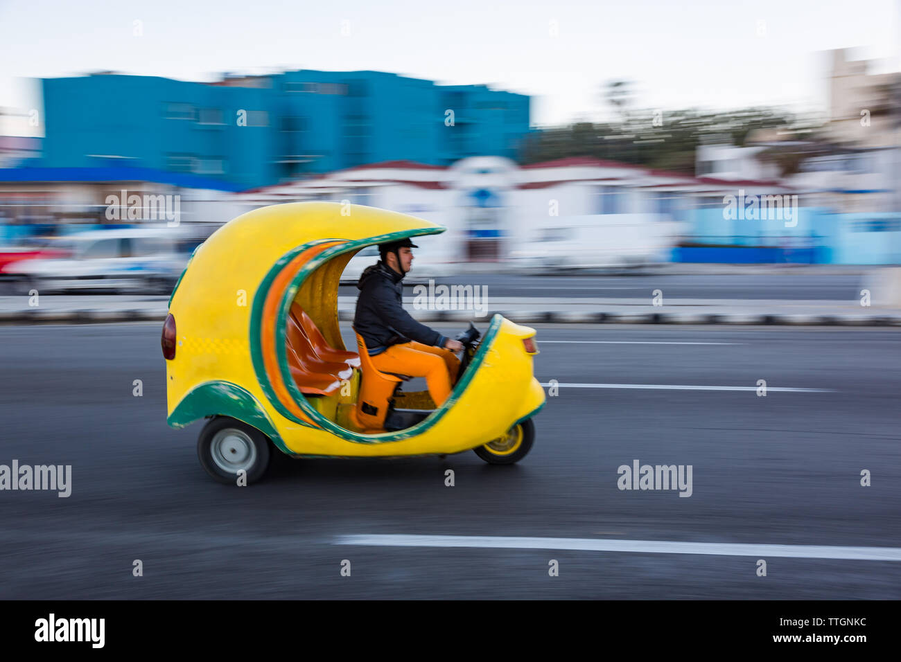 Havanna, Kuba, 2017: Coco Taxi in Oceanfront Straße fahren. Malecon Stockfoto