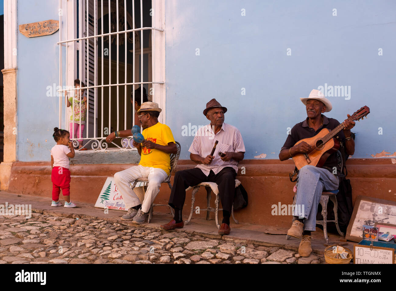 Musiker spielen auf der Straße. Real Life Szene in Trinidad, Kuba. 2017 Stockfoto