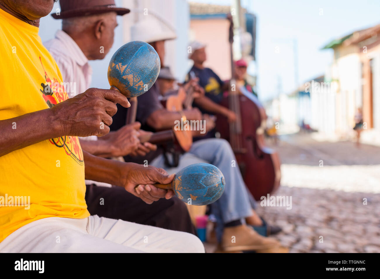 Musiker spielen auf der Straße. Real Life Szene in Trinidad, Kuba. 2017. Stockfoto