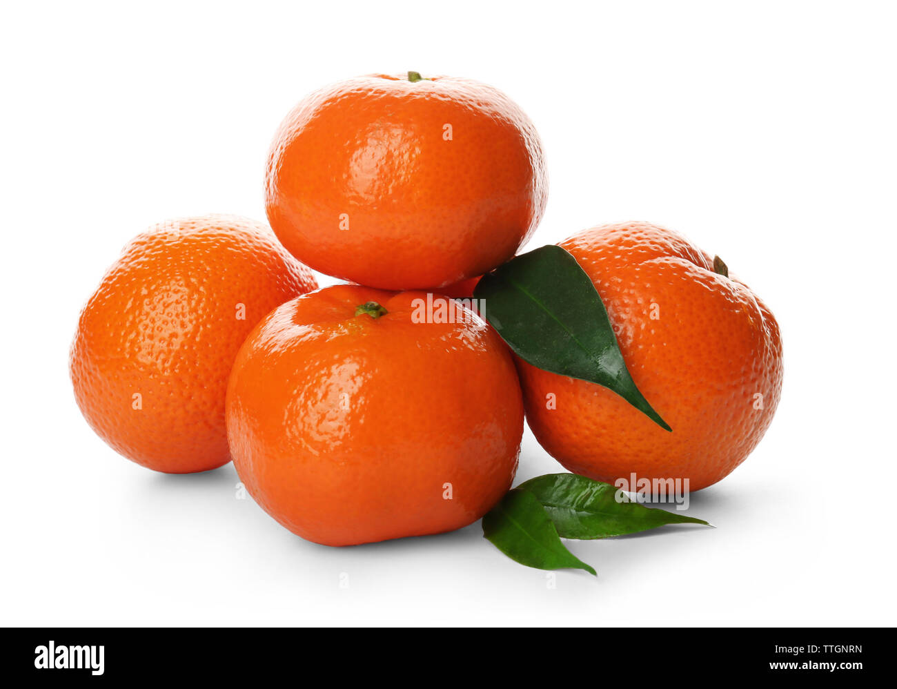 Fünf frische Mandarinen auf weißem Hintergrund, in der Nähe Stockfoto