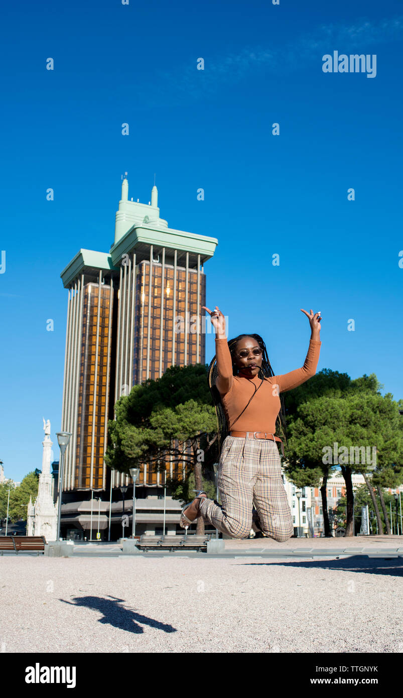 Schwarze Frau springen und Spaß im Stadtzentrum von Madrid. Stockfoto