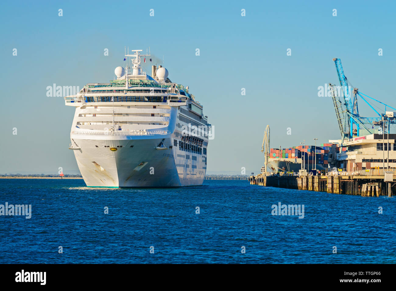 Port Adelaide, South Australia - Oktober 14, 2017: Sun Princess Kreuzfahrt Schiff auslaufen aus äußeren Hafen Passenger Terminal am späten Nachmittag Stockfoto