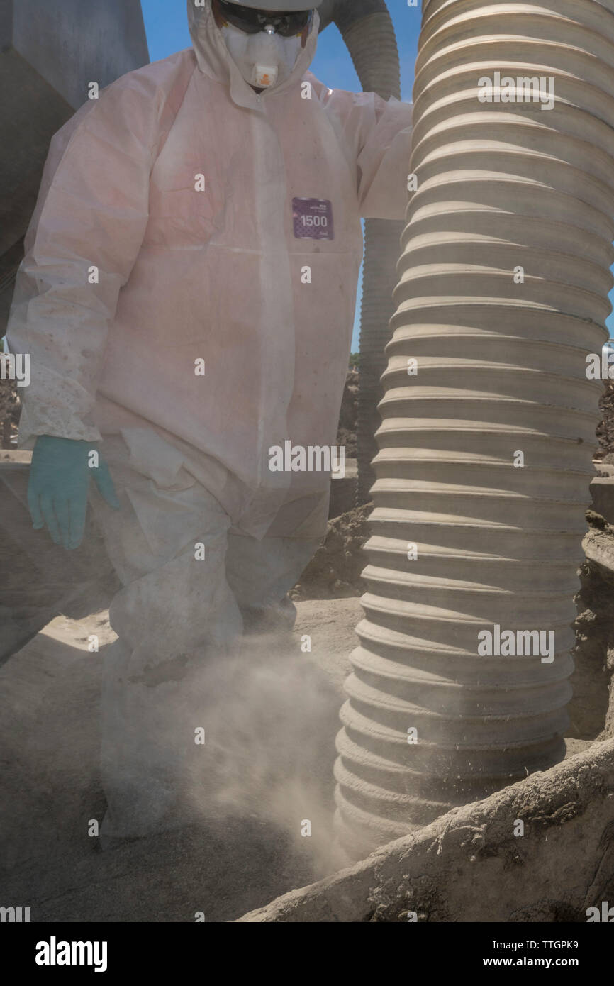 Arbeiter, der Zement mischt, Muskegon, Michigan Stockfoto