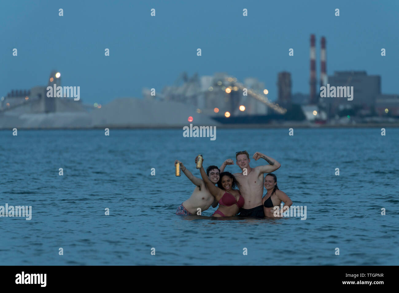 Jugendliche Schwimmen im See Michigan auf Sommerabend, East Chicago Stockfoto