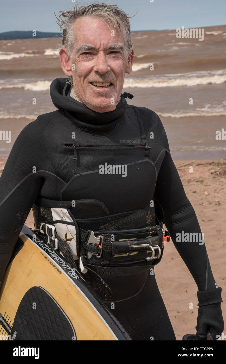 Senior Kite Surfer am Strand, Superior, Wisconsin Stockfoto