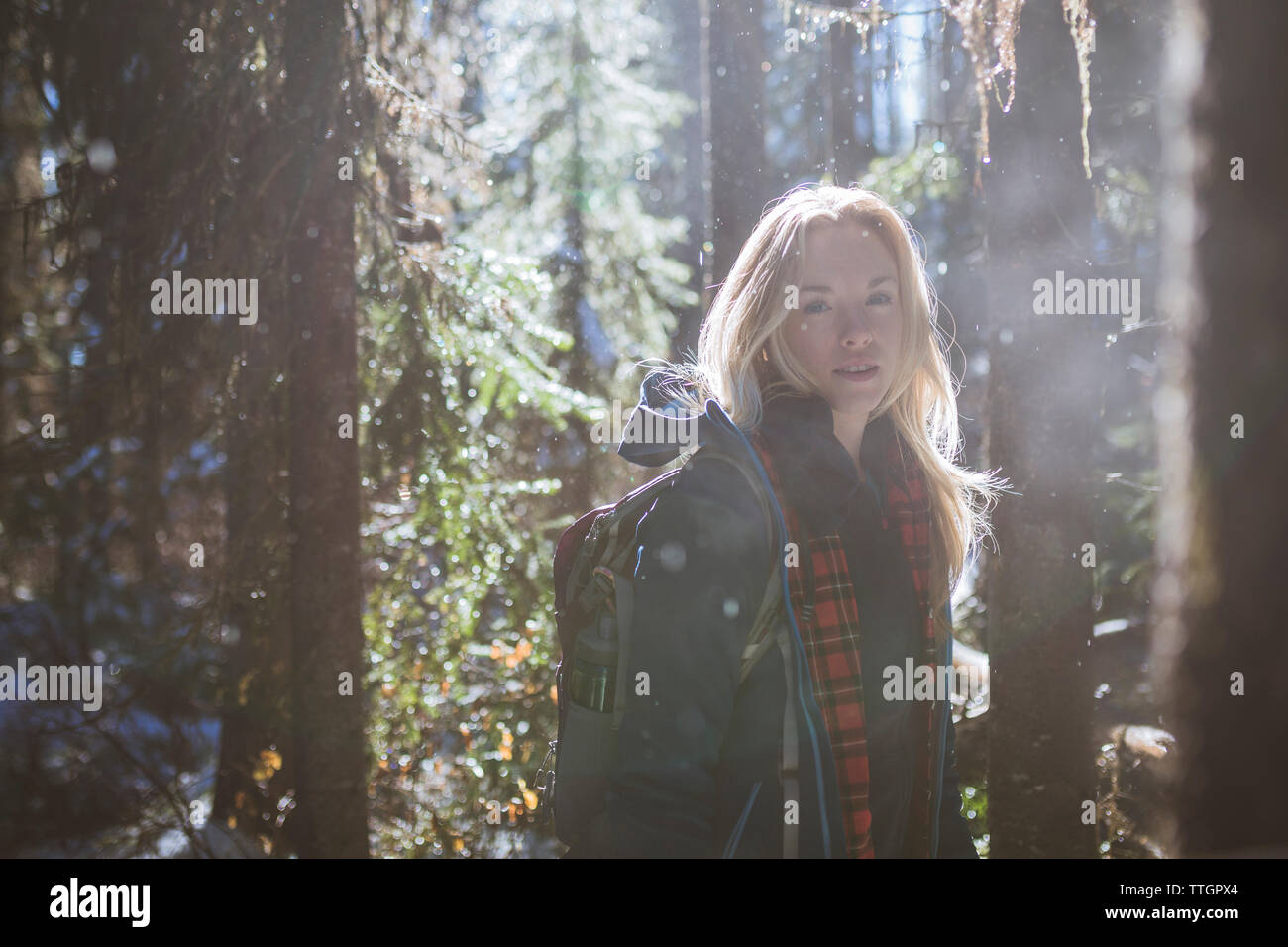Porträt der Frau Wandern im Wald im winter Stockfoto