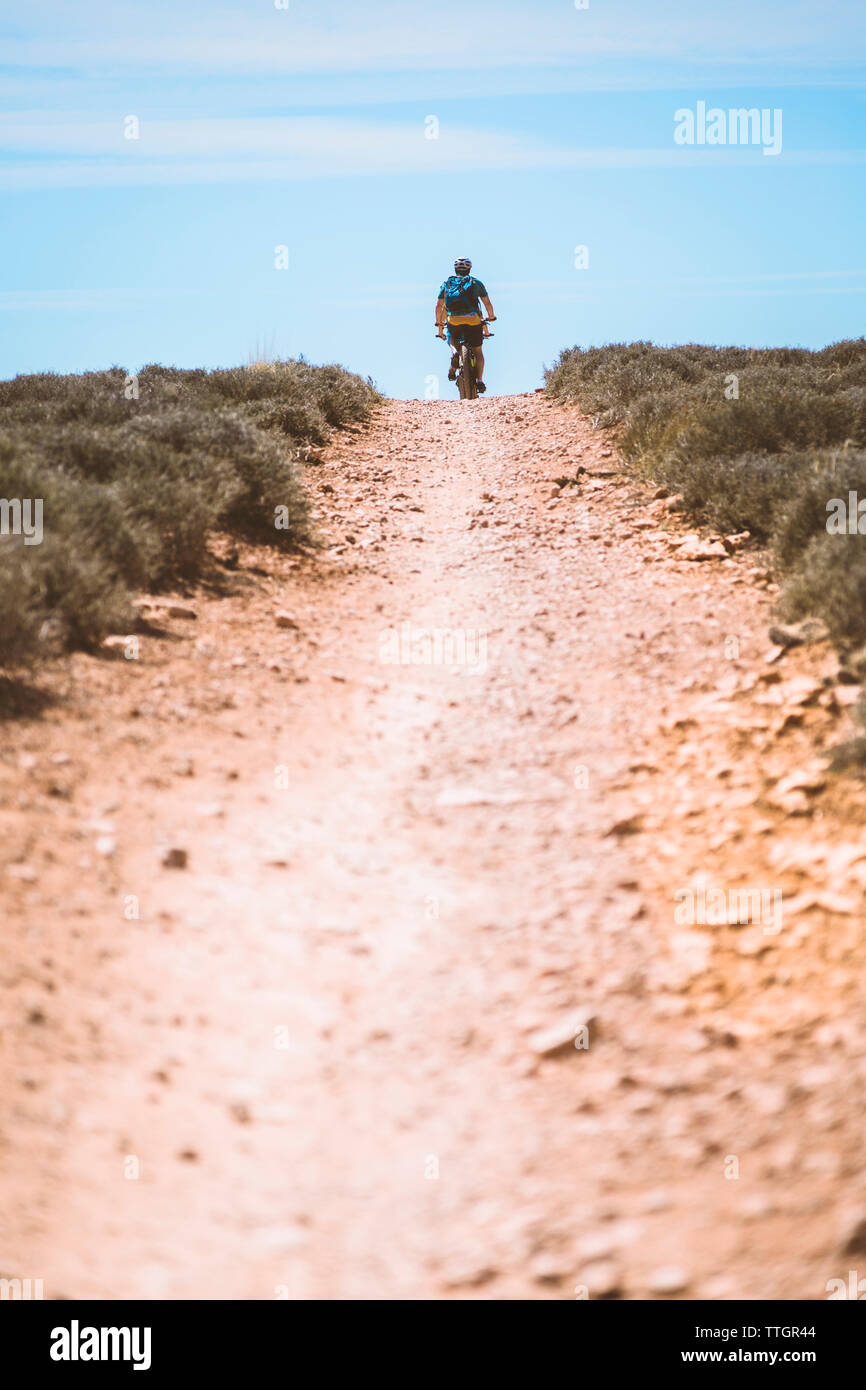 Oberfläche des Paares auf dem Fahrrad über Schmutz Trail gegen Sky Stockfoto