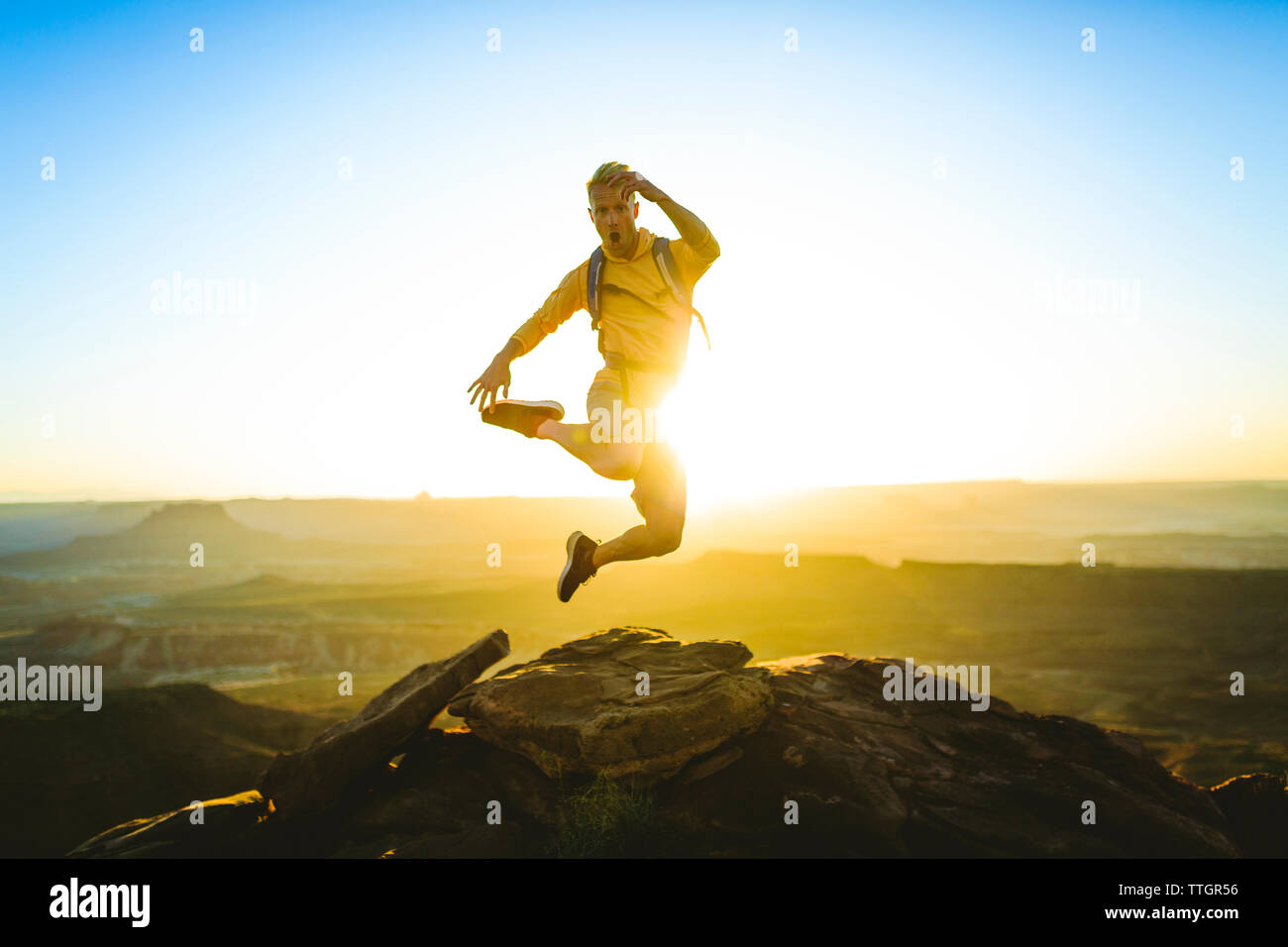 Volle Länge des begeistert Wanderer auf dem Berg im Canyonlands National Park springen Stockfoto