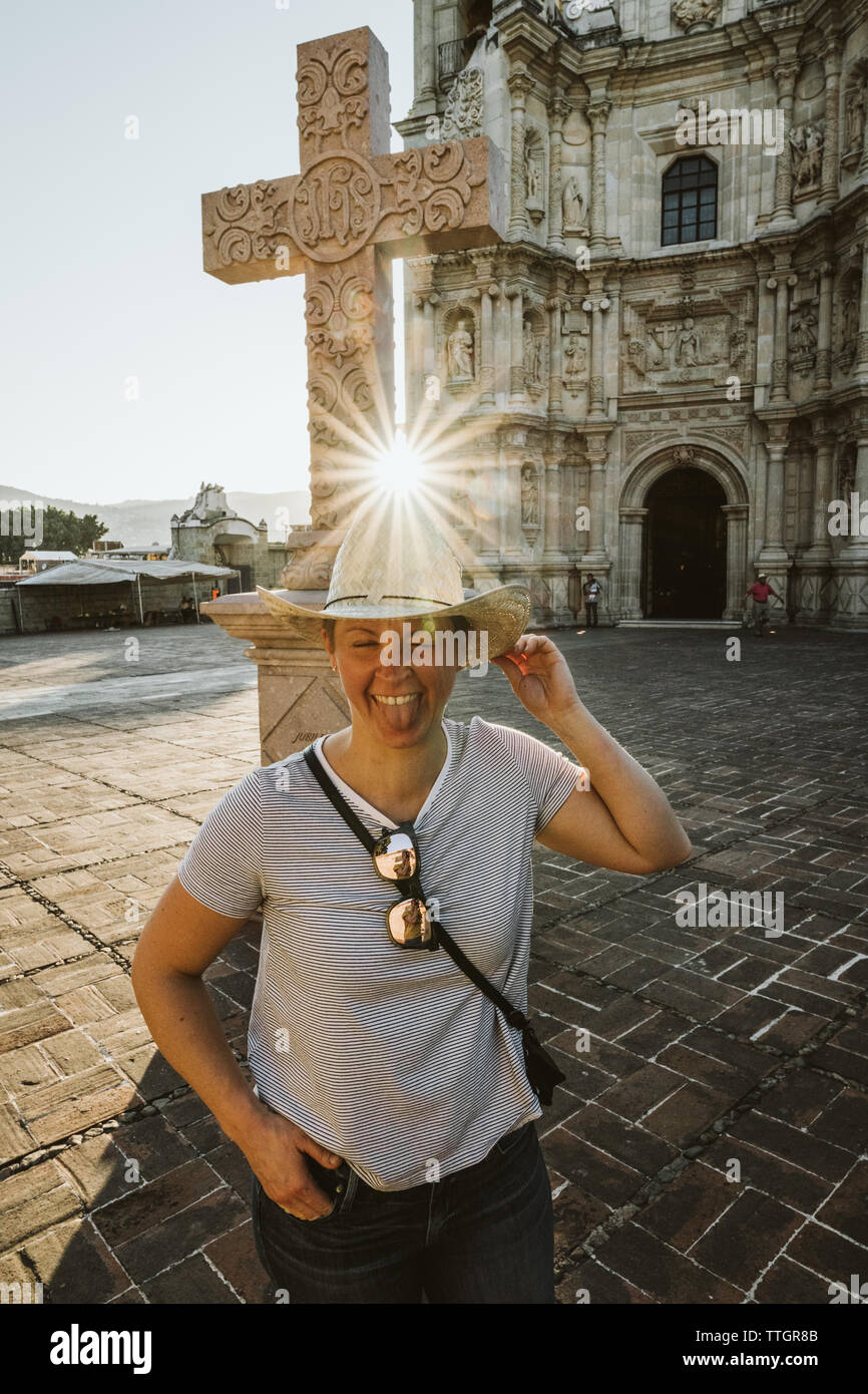 Junge Dame in Cowboy Hut vor der katholischen Kirche in Mexiko Stockfoto