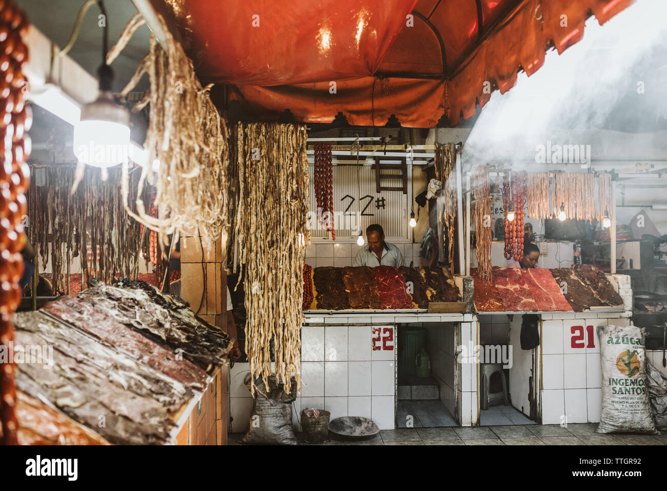 Smokey Fleisch Markt in Oaxaca Stadt Mexiko mit hängenden Teile von Tieren Stockfoto
