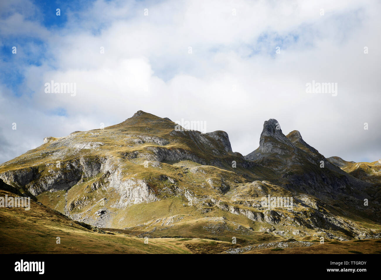 Ruhige Szene des Berges gegen bewölktem Himmel Stockfoto