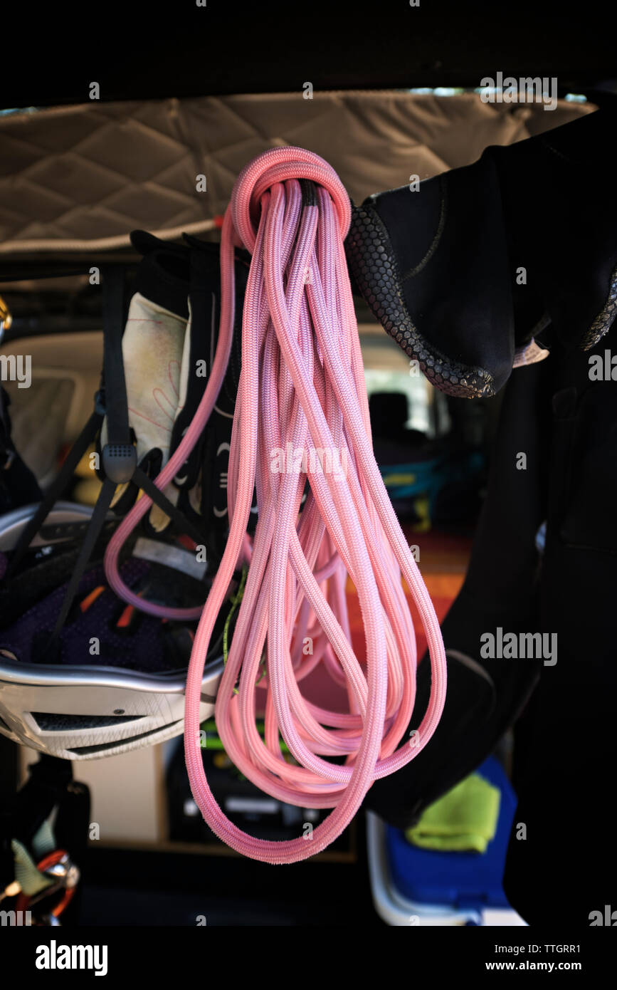 Nahaufnahme der Helm mit Kletterseil und Socken im Fahrzeug hängen Stockfoto