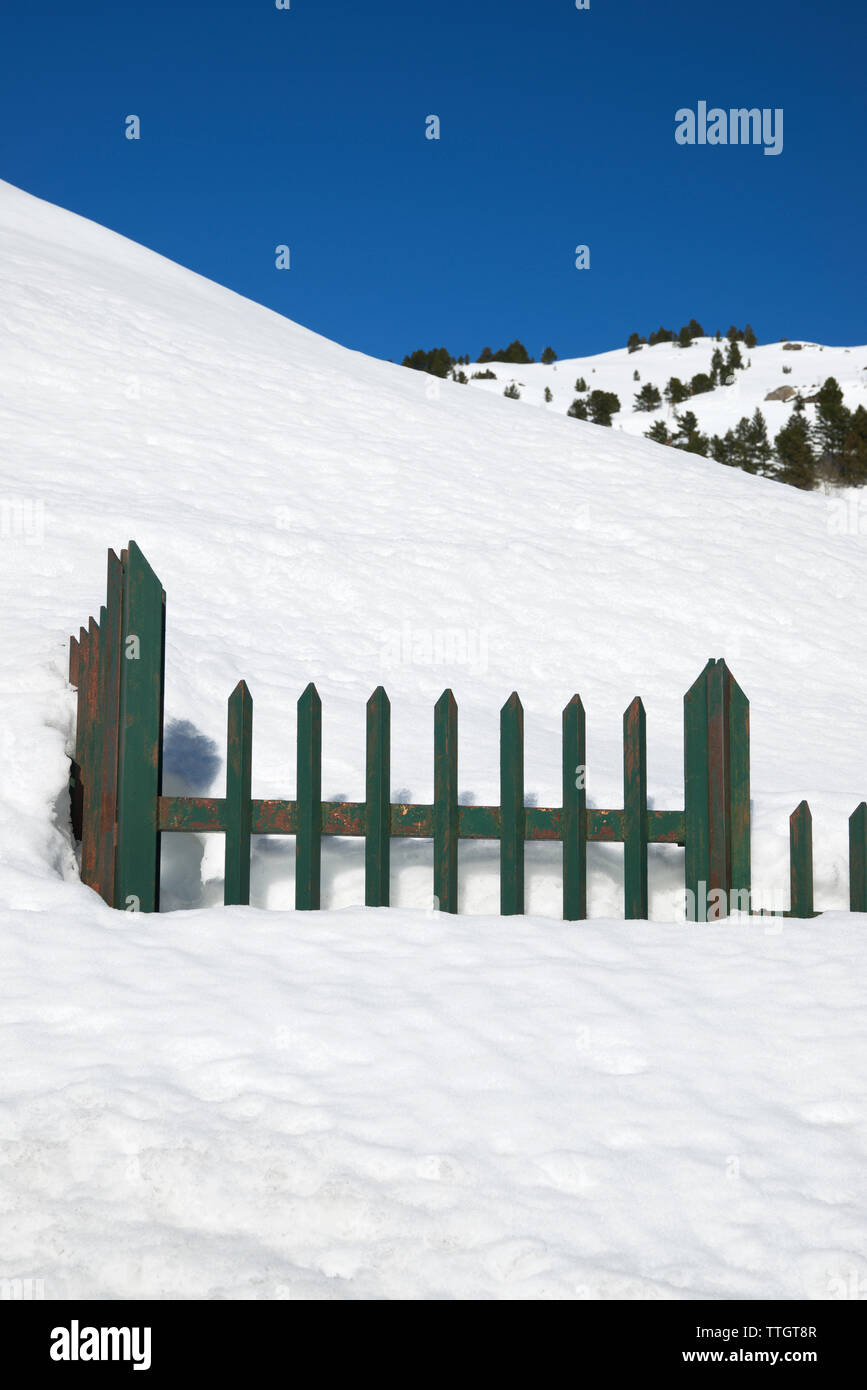 Zaun in Canfranc Tal, die Pyrenäen. Stockfoto