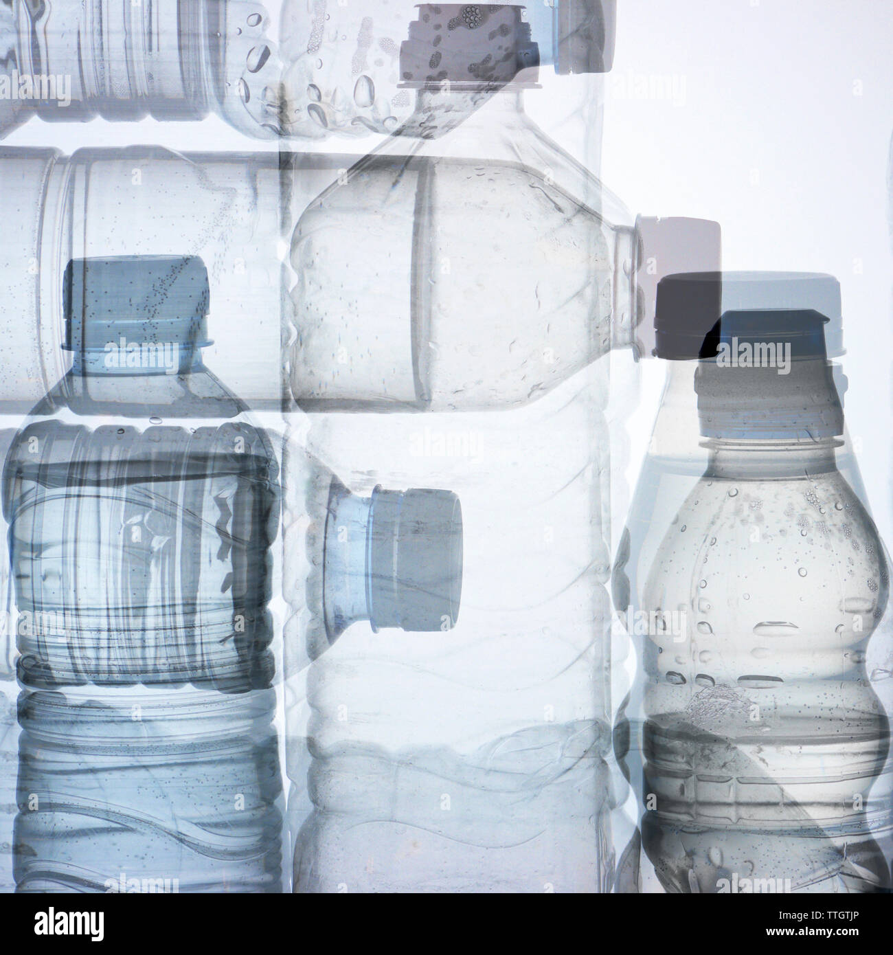 Verwendet Flaschen mit Wasser und weißem Hintergrund Stockfoto