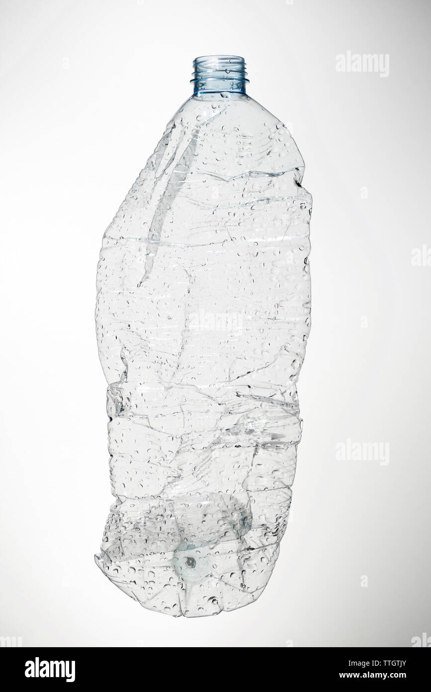 Verwendet Flasche Wasser und weißem Hintergrund Stockfoto